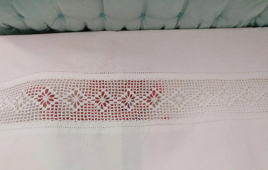 *BEAUTIFUL VINTAGE HEIRLOOM CROCHETED BY HAND INSERTED BAND OF LACE PILLOW CASE - 1 INDIVIDUAL PILLOW CASE