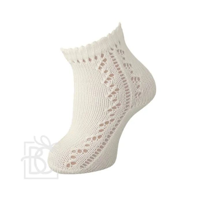 Short socks with lateral work