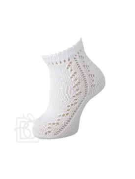 Short socks with lateral work