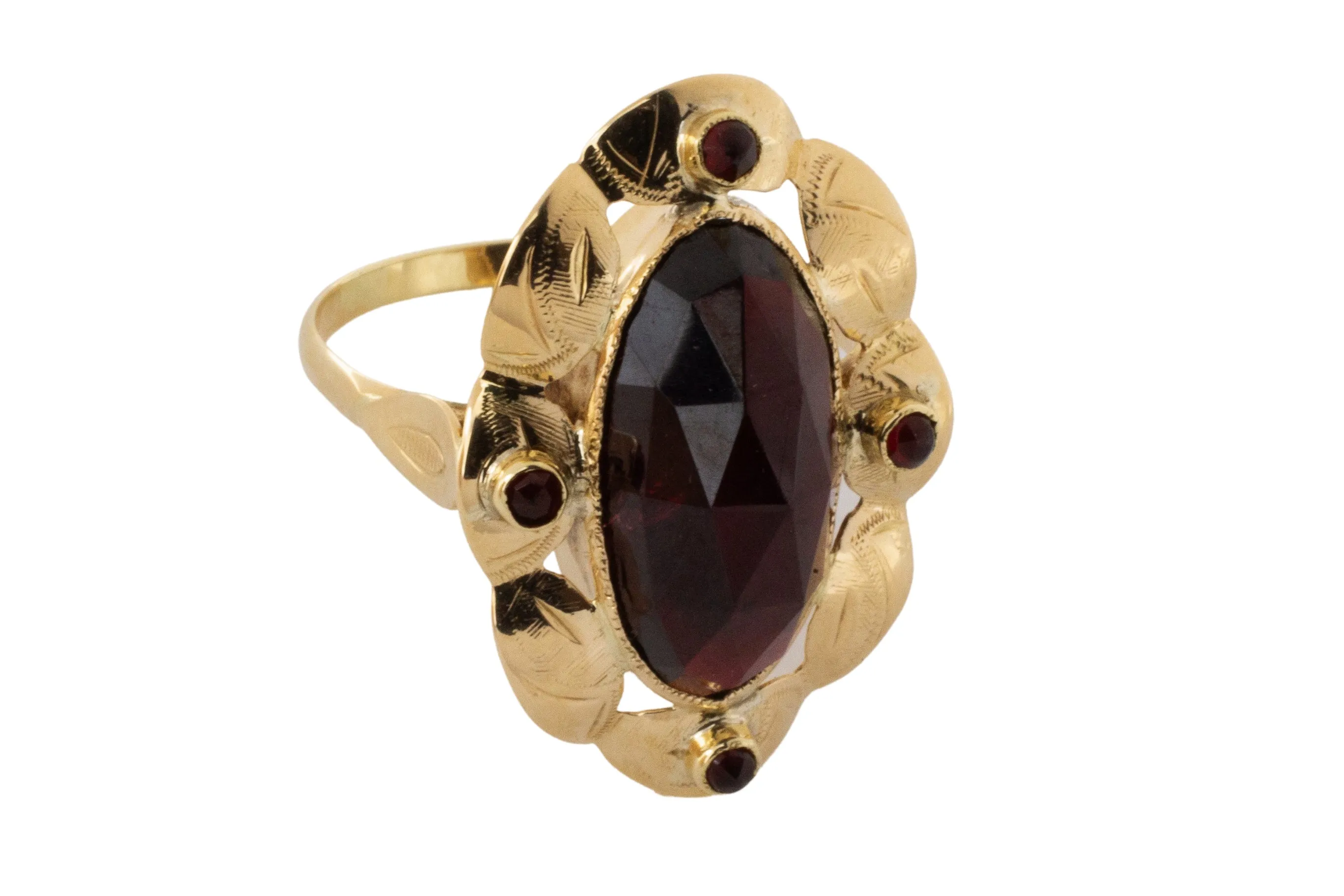 Vintage garnet ring in 14 carat gold