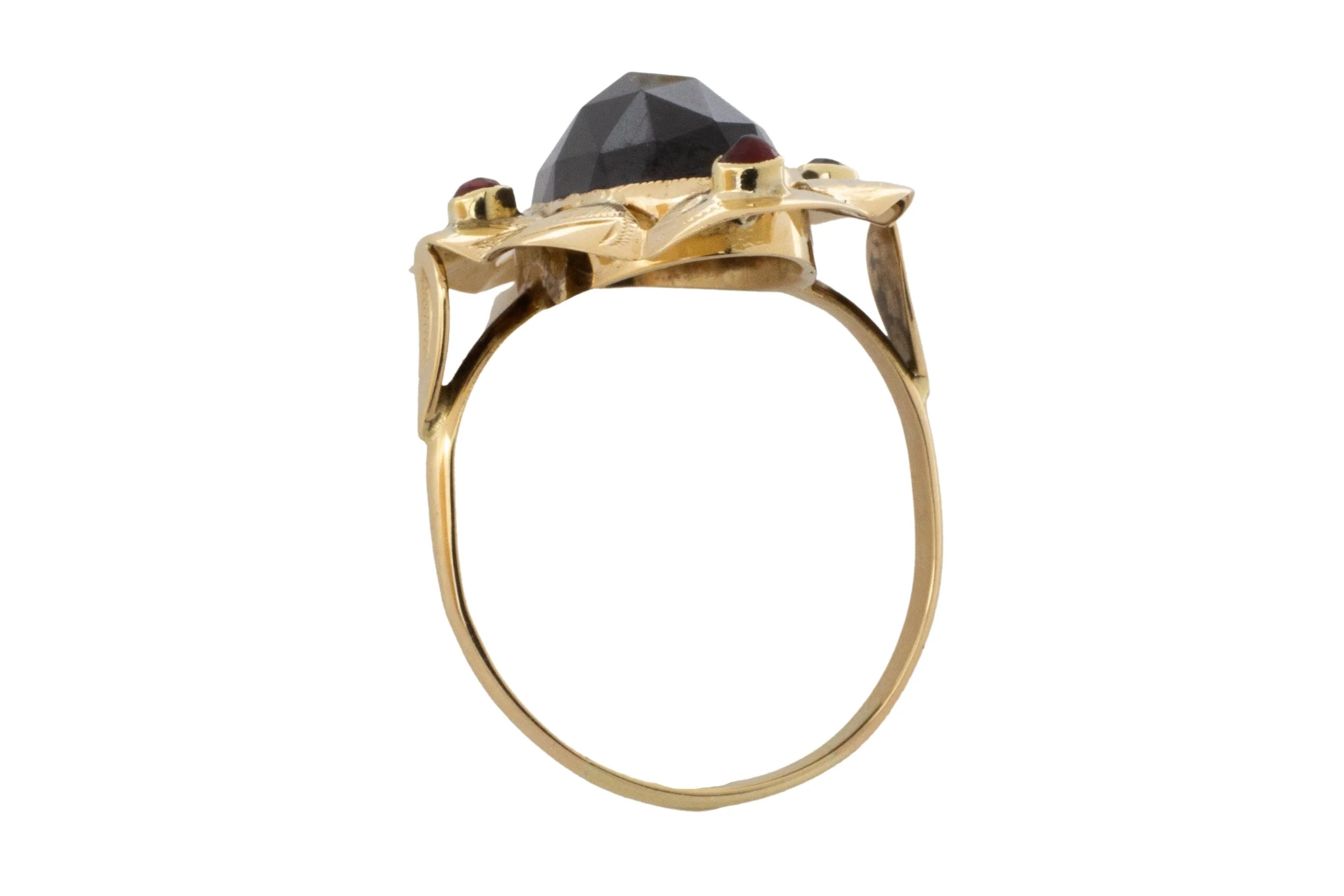 Vintage garnet ring in 14 carat gold