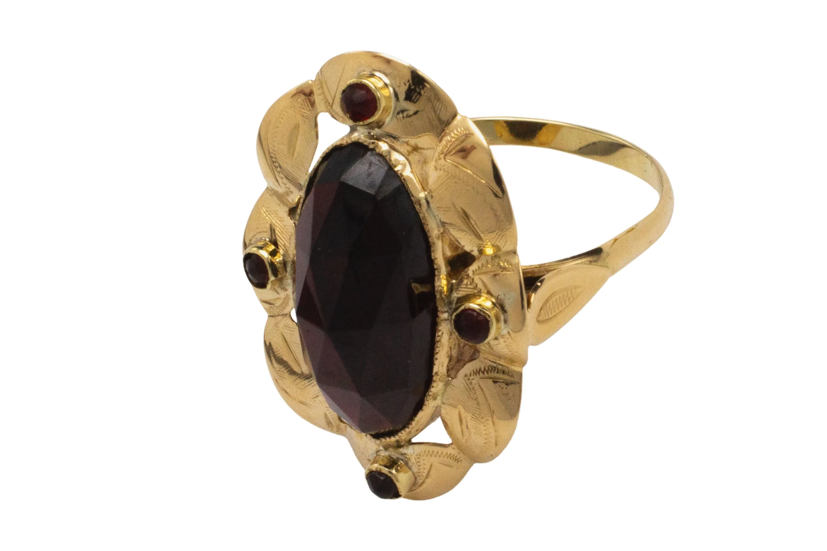 Vintage garnet ring in 14 carat gold