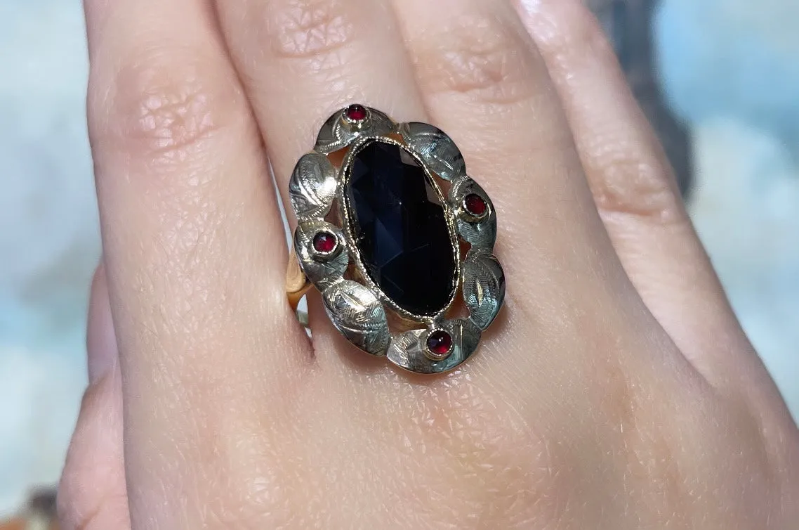 Vintage garnet ring in 14 carat gold