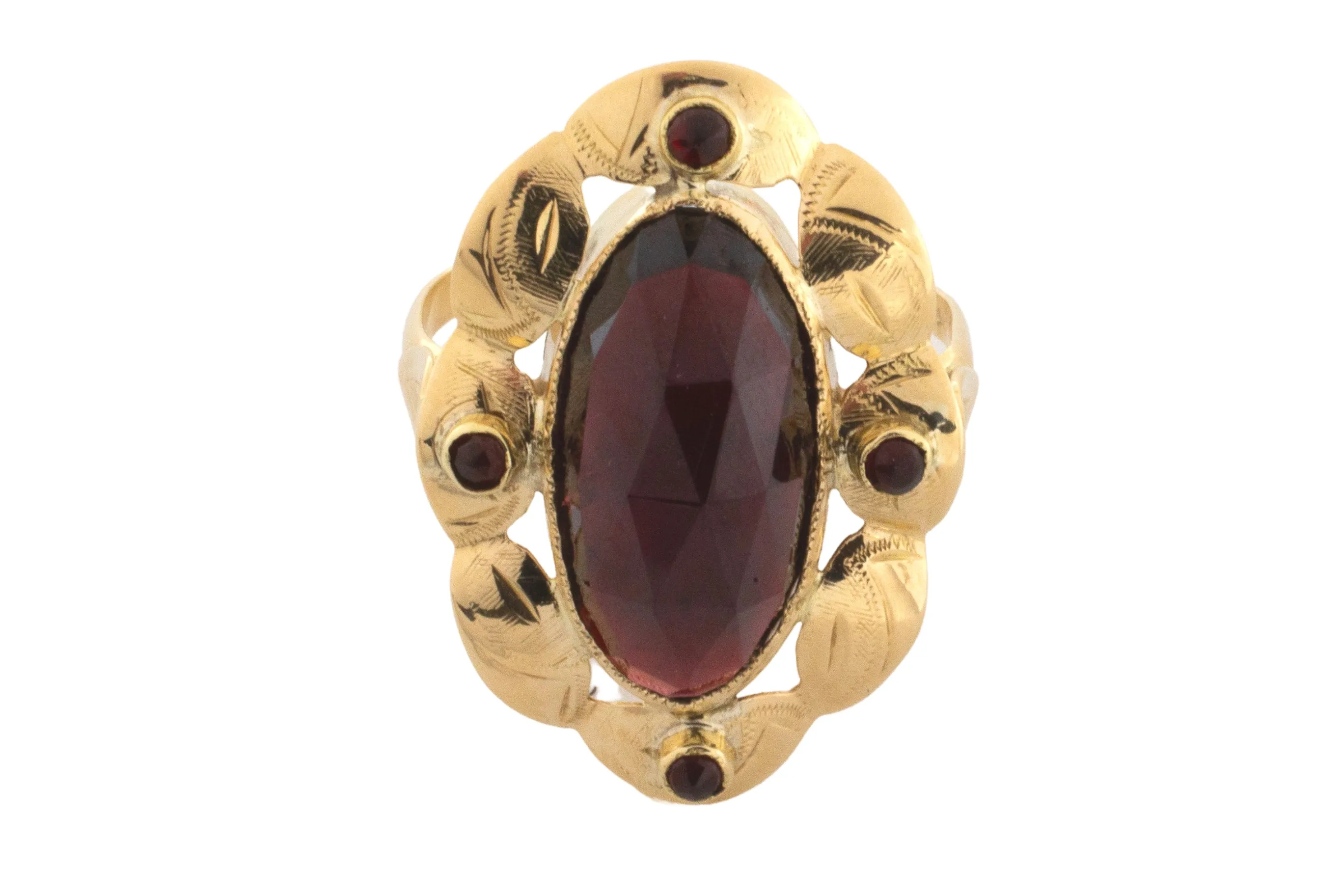 Vintage garnet ring in 14 carat gold