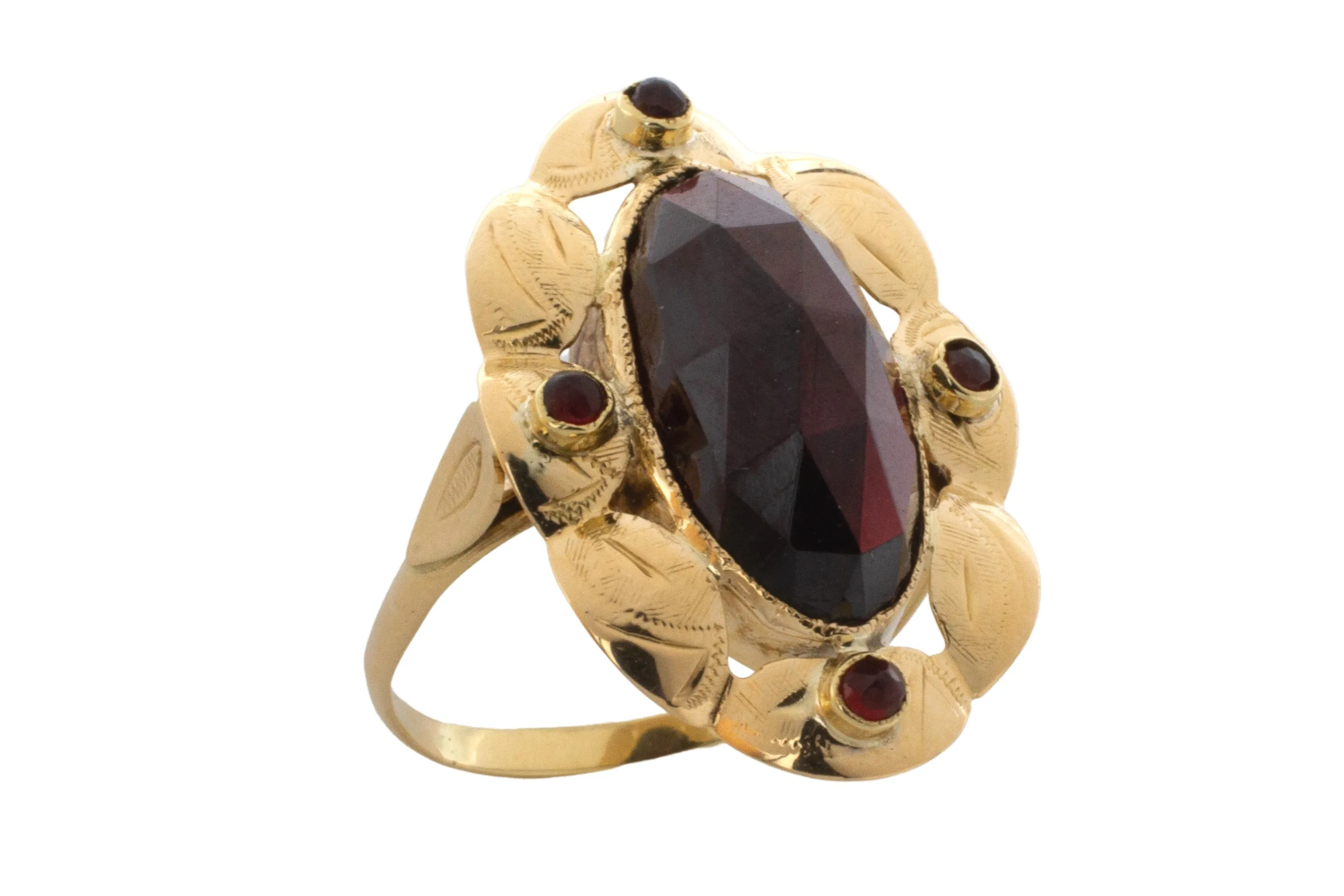 Vintage garnet ring in 14 carat gold